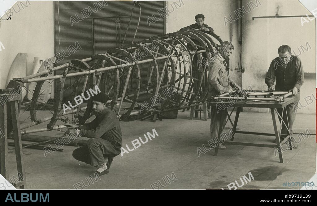 Getafe (Madrid), 1928. Construcción del avión Breguet XIX «Jesús del Gran Poder». En la imagen, molde para el listonado del cuerpo del avión, mientras se monta, aparte, el «batimotor» o soporte.
