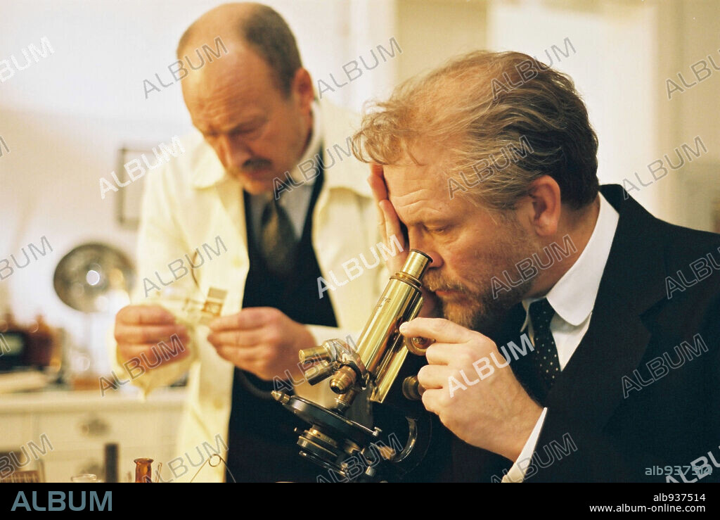 GUSTAV KLIMT y JOHN MALKOVICH. JOHN MALKOVICH en KLIMT, 2006, dirigida por RAOUL RUIZ. Copyright EPO-FILM-PRODULTIONSGES/FILM-LINE PRODUKTION/LUNAR FILMS.