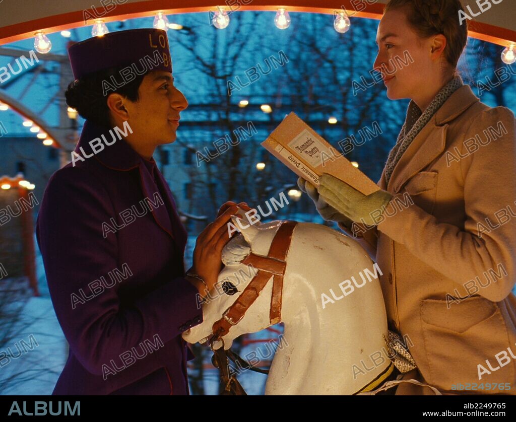 SAOIRSE RONAN y TONY REVOLORI en EL GRAN HOTEL BUDAPEST, 2014 (THE GRAND BUDAPEST HOTEL), dirigida por WES ANDERSON. Copyright AMERICAN EMPIRICAL PICTURES/INDIAN PAINTBRUSH/SCOTT RUDIN PR.