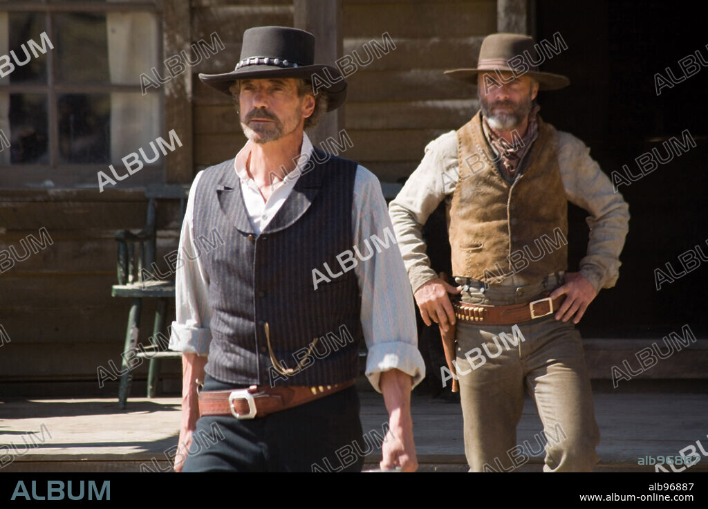 JEREMY IRONS and TIMOTHY MURPHY in APPALOOSA, 2008, directed by ED HARRIS. Copyright EIGHT GAUGE PRODUCTIONS/GROUNDSWELL PROD. / SEBASTIAN, LOREY.