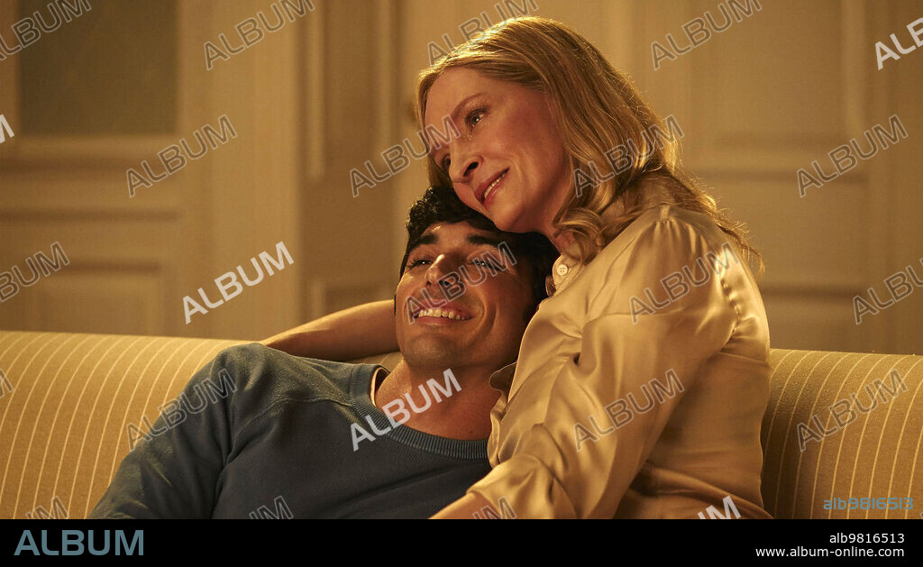 TAYLOR ZAKHAR PEREZ and UMA THURMAN in RED WHITE & ROYAL BLUE, 2023, directed by MATTHEW LOPEZ. Copyright AMAZON STUDIOS.