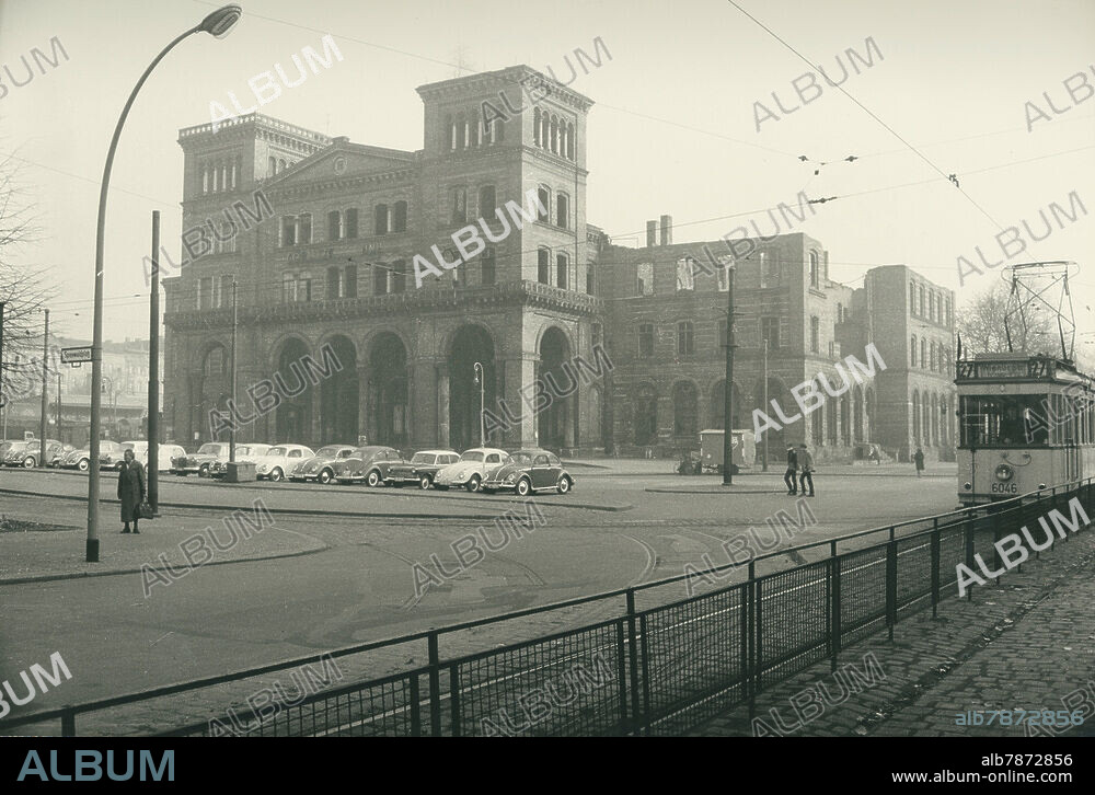 West-Berlin, Kreuzberg; Ruine des Görlitzer Bahnhofs am Spreewaldplatz. Der Abriss des bis 1952 genutzten Bahnhofs erfolgte 1962-1975. Heute befindet sich dort der Görlitzer Park. West-Berlin-Kreuzberg, 29.10.1963. Aufnahme: Jürgen Grothe.