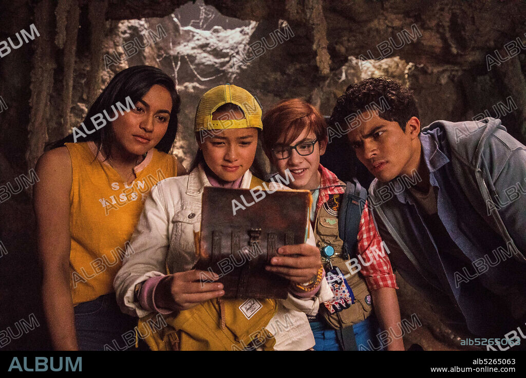 ALEX AIONO, KEA PEAHU, LINDSAY WATSON et OWEN VACCARO dans FINDING 'OHANA, 2021, réalisé par JUDE WENG.