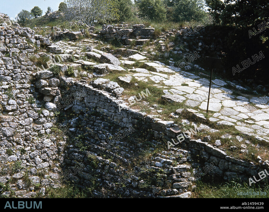 ARTE PREHISTORICO-EDAD METALES. TURQUIA. TROYA. Antigua ciudad de Asia Menor, habitada desde la I Edad del Bronce hasta el Imperio Romano. Estrato TROYA VI (Bronce Medio y final). RAMPA de acceso a la puerta principal de las murallas.