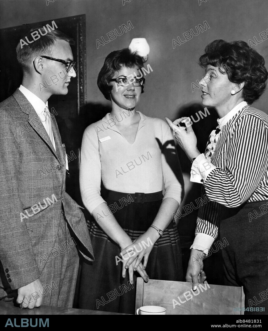 ARKIV 1963. Gabriel Romanus (tv) Eva Moberg (mitten) och dr Harriet Holter (th) i samtal under konferensen för "Framtidsroller för hem och samhälle" på Sundbyholms slott utanför Eskilstuna 1963, anordnad av Fredrika-Bremer-Förbundets Södertäljekrets. Över hundra debattlystna gymnasister, folkskoleelever och universitetsstudenter från Kiruna i norr till Malmö i söder deltog i konferensen. Dr Harriet Holter höll ett föredrag om "Kvinnlighet och manlighet i dag och i framtiden".. Foto Rolf Bergström / XP / SCANPIX / Kod: 192. **AFTONBLADET OUT**.