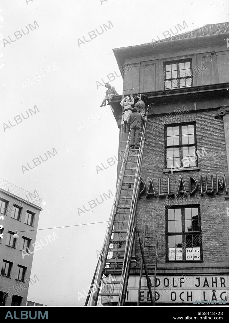 Göteborg 12 mars 1939. Biografen Palladium - Adolf Jahrfilmen I Eld och Lågor skall gå upp och man sätter upp dockor på fasaden. Foto: Kamerareportage. *** Local Caption *** GT Låda 1939-mars-01. KAMERAREPORTAGE.