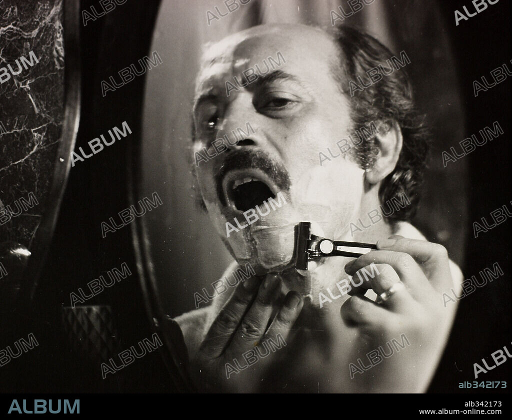 JOSE LUIS LOPEZ VAZQUEZ en NO ES BUENO QUE EL HOMBRE ESTE SOLO, 1973, dirigida por PEDRO OLEA. Copyright LOTUS FILMS.