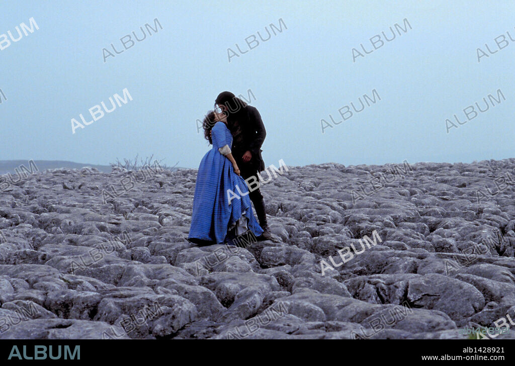 JULIETTE BINOCHE und RALPH FIENNES in WUTHERING HEIGHTS, 1992, unter der Regie von PETER KOSMINSKY. Copyright PARAMOUNT PICTURES.