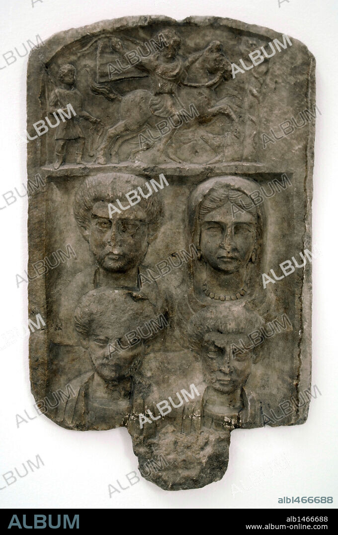 CULTURA TRACIA. Relieve funerario en mármol con la representación de una FAMILIA MACEDONIA. Fechado en la primera mitad del s. III d. C. Museo de Bellas Artes. Budapest. Hungría.