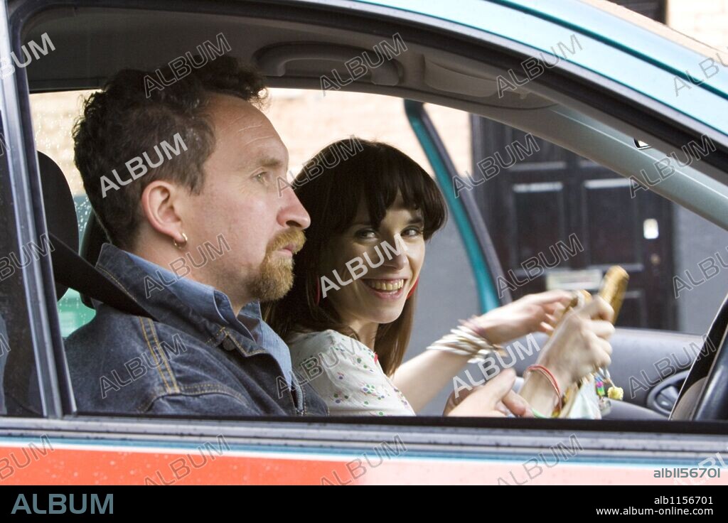 EDDIE MARSAN y SALLY HAWKINS en HAPPY: UN CUENTO SOBRE LA FELICIDAD, 2008 (HAPPY-GO-LUCKY), dirigida por MIKE LEIGH. Copyright FILM4/INGENIOUS FILM PARTNERS/SUMMIT ENTERTAINMENT.