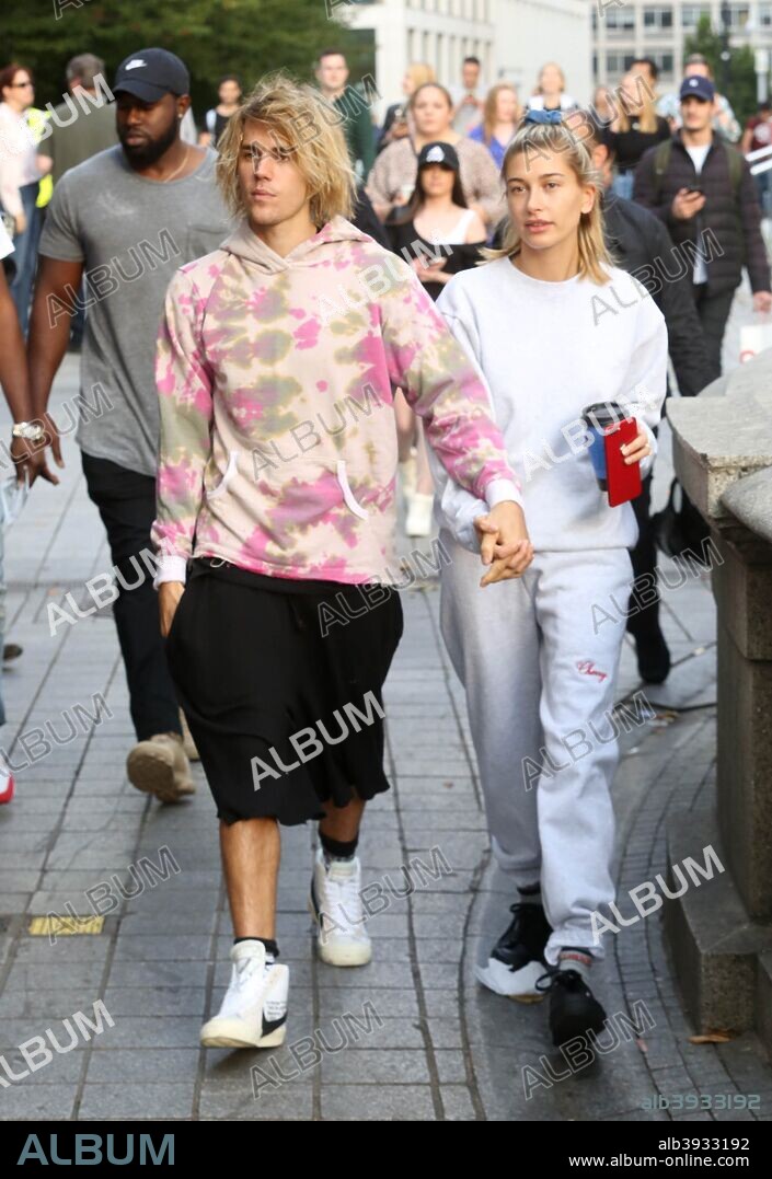 September 19, 2018 - London, England, United Kingdom - 9/18/18.Justin Bieber and Hailey Baldwin are seen out and about in London where they visited The London Eye, stopped outside Buckingham Palace where Justin serenaded Hailey while busking with an acoustic guitar, and grabbed a coffee at Cafe Nero..(London, England, UK. 19/09/2018