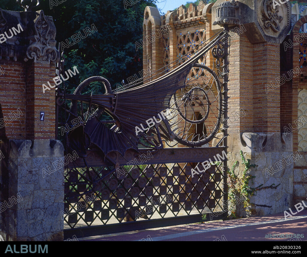 ANTONI GAUDÍ. PABELLONES GÜELL - DETALLE DE LA REJA CON FORMA DE DRAGON - SIGLO XIX - MODERNISMO CATALAN.