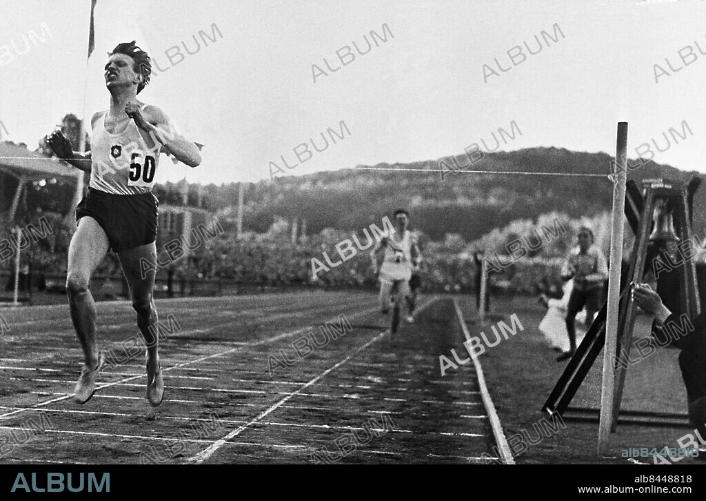 ARKIV 1943 . Arne Andersson går i mål på engelska milen på Slottskogsvallen i Göteborg på ny världsrekordtid 4.02,6.. Swedish runner Arne Andersson beats the word record in one english mile in a race in Gothenburg. Time:4.02,6.. Foto: TT / Kod 1900.