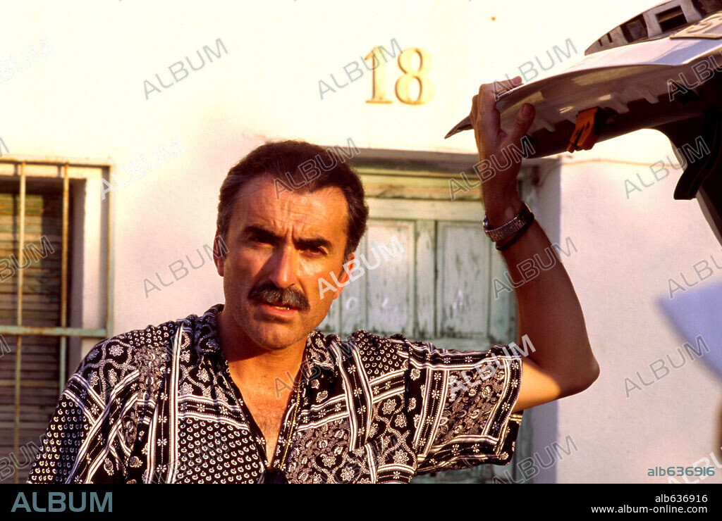 JUAN Y MEDIO en UN REY EN LA HABANA, 2005, dirigida por ALEXIS VALDES. Copyright IROKO FILMS, S.L./CONTINENTAL PRODUCCIONES S.A.