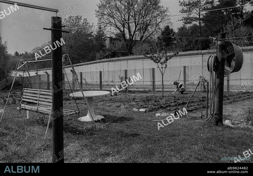 GDR; Berlin; 22.04.1990; Enclave Entenschnabel; at the Wall at the so-called Entenschnabel; a narrow piece of the East between the Wall near Glienicke.
