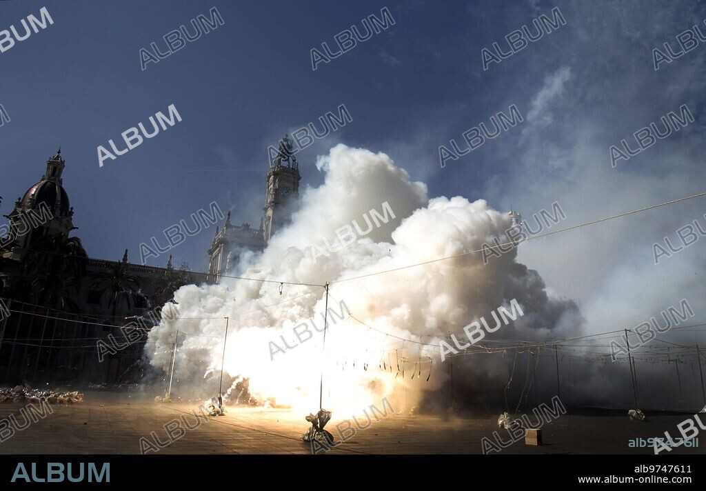 Valencia, 10/03/2009. La Pirotecnia Borredá, de Rafelcofer (Valencia), ha sido al encargada del disparo de la «mascletà».
