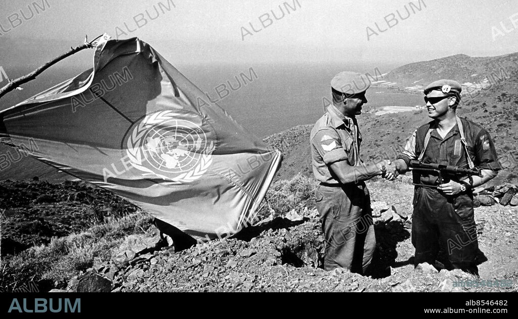 CYPERN 19640416 . FN-trupper på Cypern.. Korpral Bertil Tillberg hälsas välkommen av Lennard Lawes från England när svenska FN-soldater övertog Kokkinahöjden.. Foto SCANPIX Code 20360.