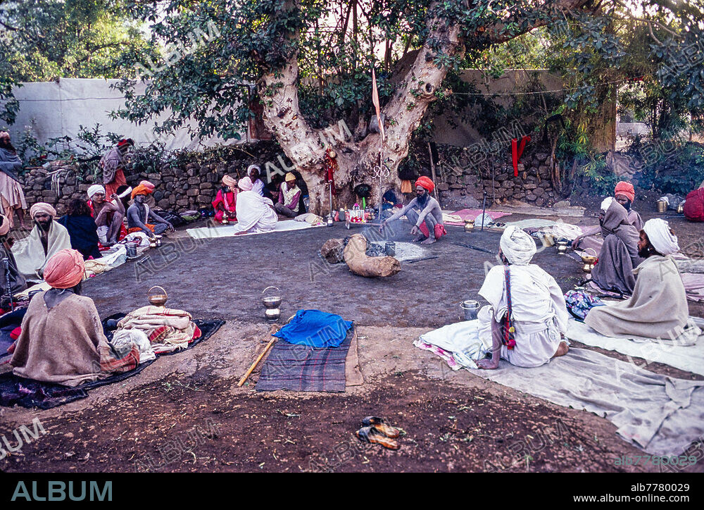 Religionen / Hinduismus /. Sadhu (Sanskrit "der Gute", Heiliger, Ehrenname für einen Hindu, der als Eremit oder bettelnder Wanderasket lebt). - In Girnar (Gujarat): Versammlung von Sadhus um das Heilige Feuer. - Foto, März 1988.