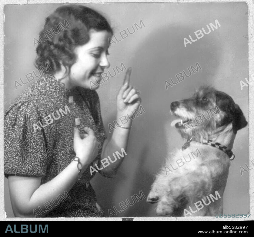 Cebotari, Maria, born Maria Cebutaru Opera singer, Kishiniov (Bessarabia). 10.02.1910 - Vienna 09.06.1949. In private with her dog. Photo, circa 1935.