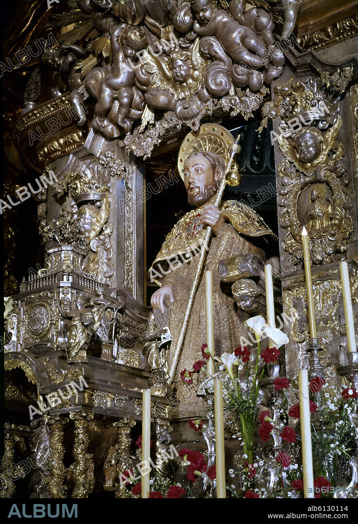 ALTAR MAYOR - ESTATUA SEDENTE DEL APOSTOL SANTIAGO - SIGLO XVII - FOTO AÑOS 60.