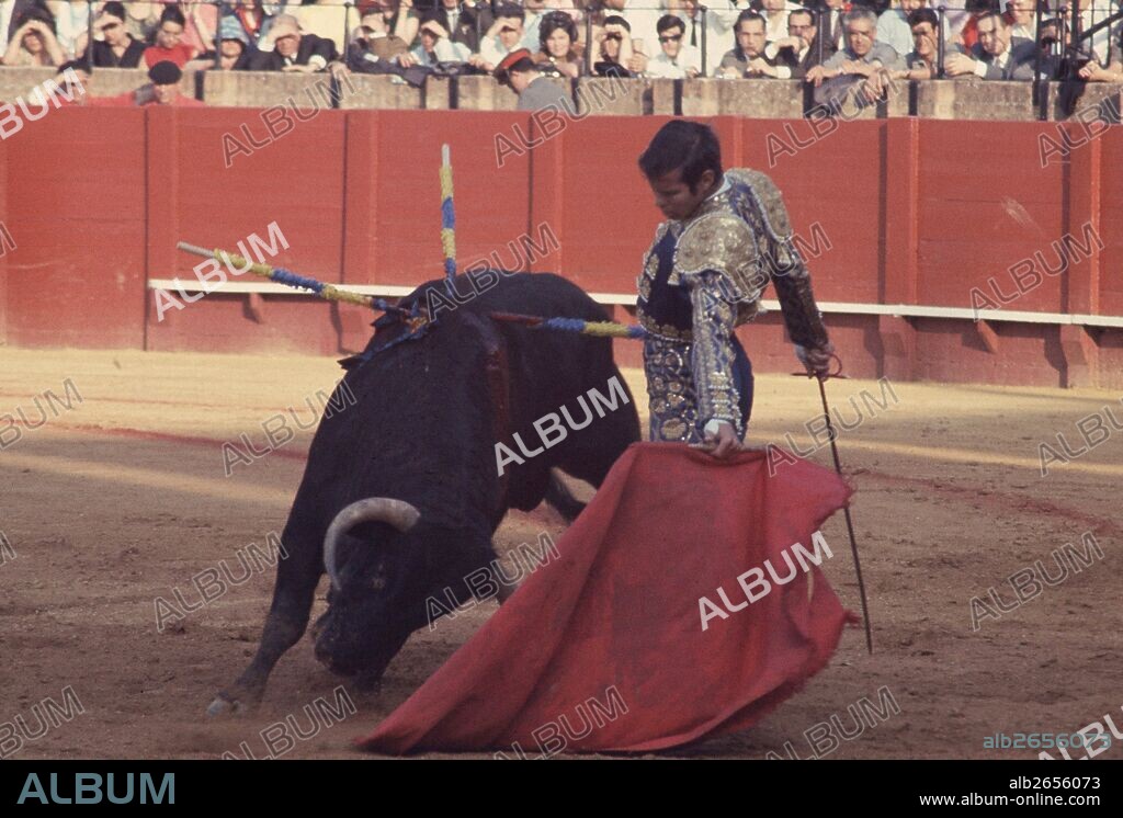 MANUEL BENITEZ   EL CORDOBES  MATADOR DE TOROS ESPAÑOL. PALMA DEL RIO 1937  NATURAL;.