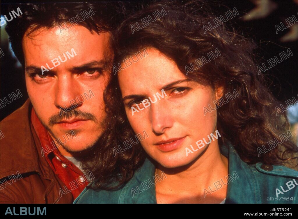 MARTA BELAUSTEGUI y MIGUEL HERMOSO ARNAO en EL DESEO DE SER PIEL ROJA, 2001, dirigida por ALFONSO UNGRIA. Copyright CRE-ACCION FILMS/CARTEL.