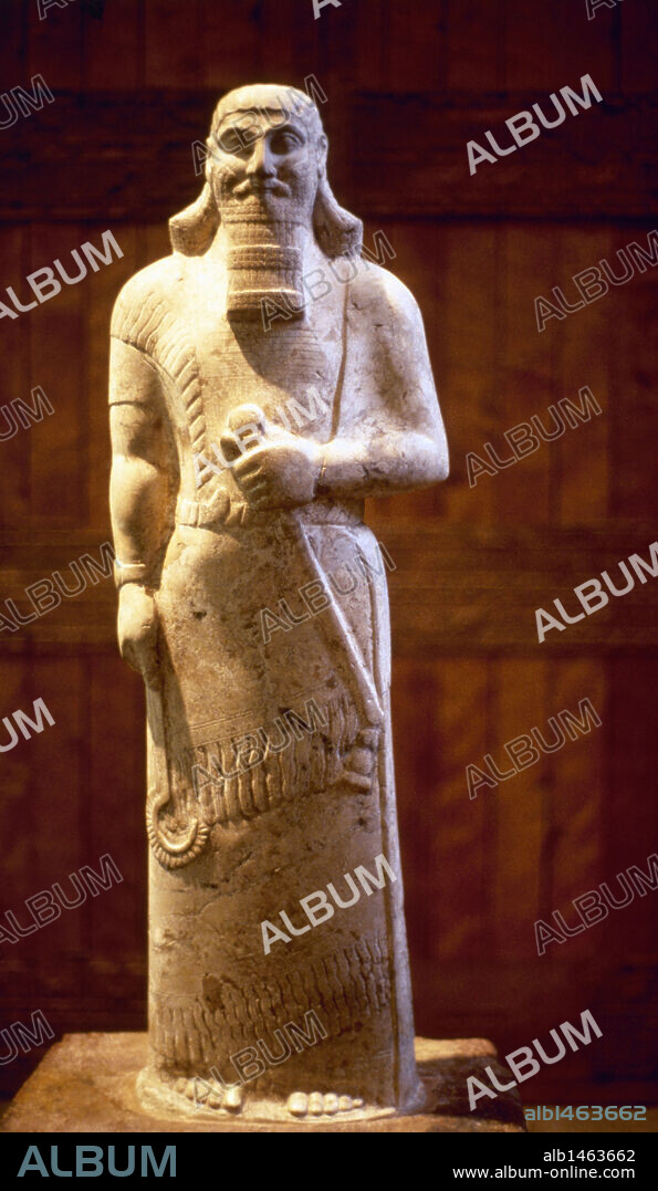 ASSURNASIRPAL II. Rey de Asiria (h. -883-h. -859). Fue hijo y sucesor de Tukulti-Ninurta II. Efectuó repetidas campañas contra los pequeños países vecinos, en las que hizo alarde de crueldad con el fin de obtener de ellos tributos. Instaló su residencia en Kalah (-879), donde estableció la capital. ESTATUA ASIRIA DE ASSURNASIRPAL II, procedente de Nimrud. (865 a. C.). British Museum. Londres. Inglaterra. Reino Unido.