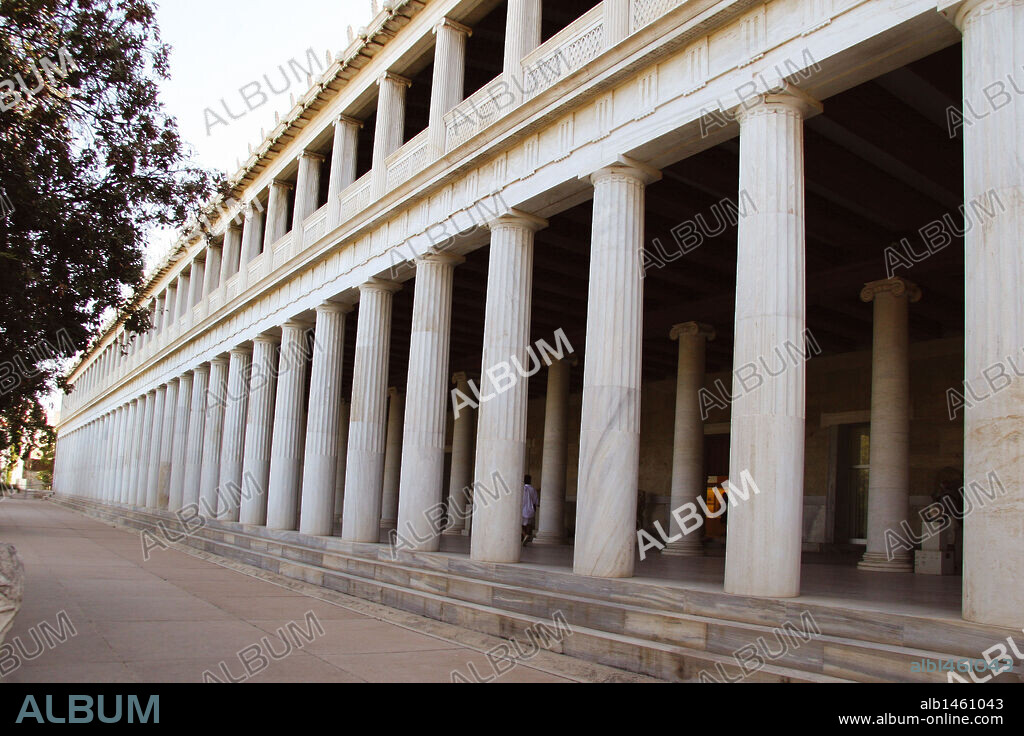 ARTE GRIEGO. GRECIA. Vista parcial del PORTICO DE ATALO. Reconstrucción de dos pisos, de la que fué donación del rey de Pérgamo Atalo II (159-138 a. C.) a la ciudad de Atenas. Era en la antigüedad un tipo de centro comercial que albergaba 21 comercios. Agora griega. Atenas. Grecia.