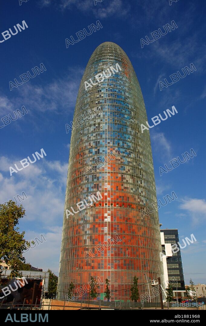 ARTE SIGLO XXI. ESPAÑA. TORRE AGBAR. Obra de Jean NOUVEL y Fermín VAZQUEZ (firma de arquitectos B720). Tiene 142 m. de altura y 32 plantas. La capa interna es hormigón recubierto de láminas de color; la externa está formada por lamas de vidrio. Vista general. BARCELONA. Cataluña.