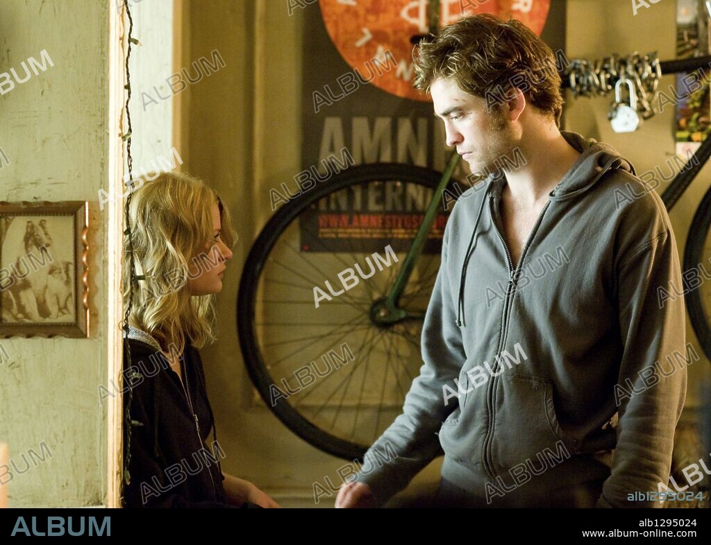 EMILIE DE RAVIN and ROBERT PATTINSON in REMEMBER ME, 2010, directed by ALLEN COULTER. Copyright UNDERGROUND FILMS AND MANAGEMENT.