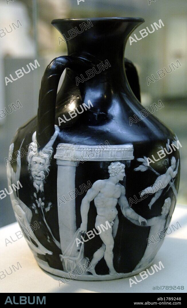 ARTE ROMANO. ITALIA. S. I. d. C. VASO PORTLAND. Vaso realizado en pasta de vidrio entre los años 20-100 d. C. Es de cuerpo globular y cuello estrecho con dos asas y está decorada con representaciones de escenas mitológicas de amor o matrimonio. Según diversas interpretaciones, puede que las figuras principales representen al héroe PELEO y la ninfa del mar TETIS de cuya unión nació Aquiles. Detalle del POSIBLE PELEO. Museo Británico. Londres. Inglaterra. Reino Unido.