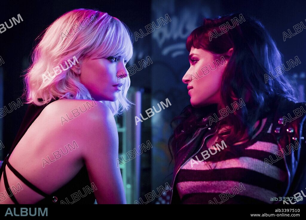 CHARLIZE THERON y SOFIA BOUTELLA en ATOMICA [ATOMIC BLONDE], 2017 (ATOMIC BLONDE), dirigida por DAVID LEITCH. Copyright 87Eleven, Closed on Mondays Entertainment, Denver and Delila.