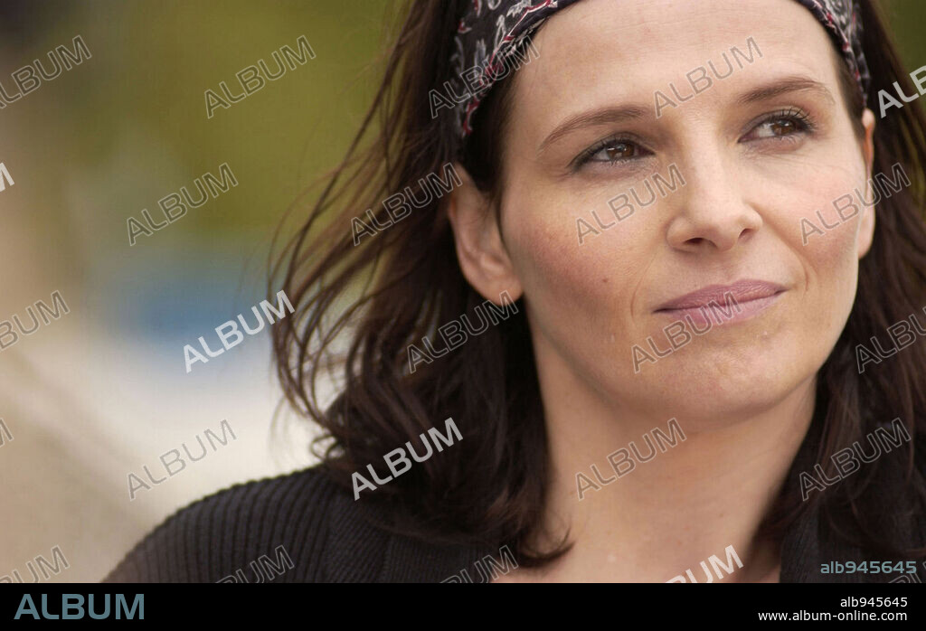 JULIETTE BINOCHE in BREAKING AND ENTERING, 2006, directed by ANTHONY MINGHELLA. Copyright MIRAMAX FILMS.