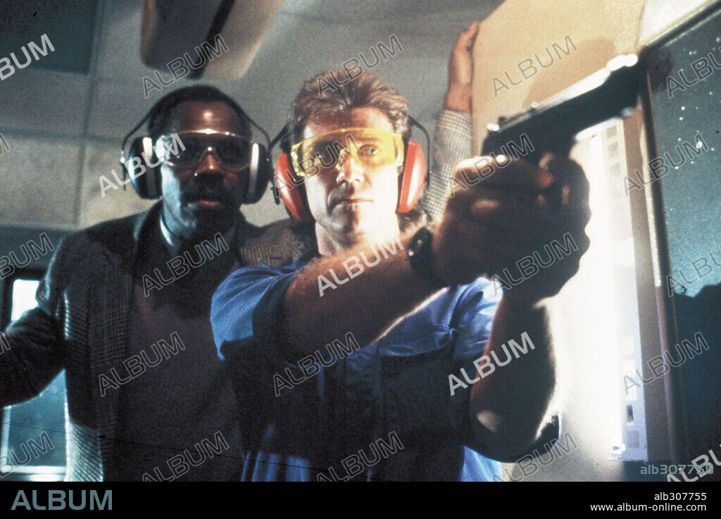 DANNY GLOVER and MEL GIBSON in LETHAL WEAPON (1987), directed by RICHARD DONNER. Copyright WARNER BROTHERS.