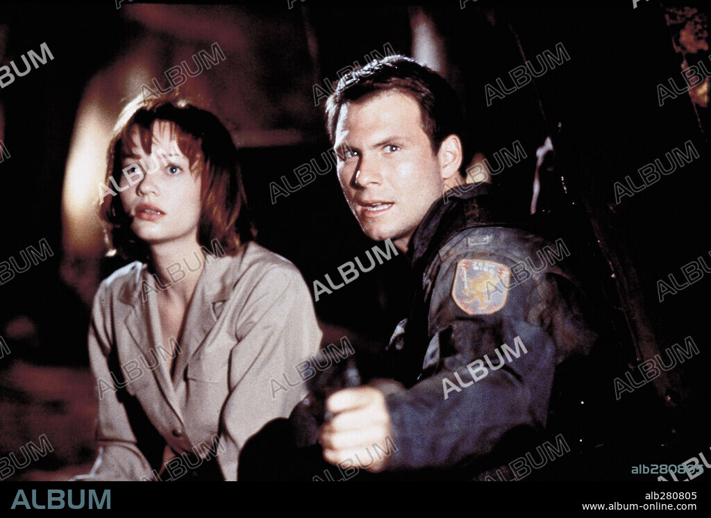 CHRISTIAN SLATER and SAMANTHA MATHIS in BROKEN ARROW, 1996, directed by JOHN WOO. Copyright 20TH CENTURY FOX / FOREMAN, RICHARD.