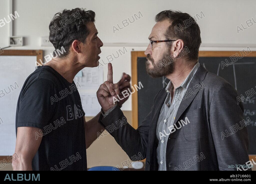 ALESSANDRO GASSMAN y MARCO GIALLINI en BENDITA IGNORANCIA (BEATA IGNORANZA, 2017), dirigida por MASSIMILIANO BRUNO. Copyright Italian International Film / RAI Cinema.