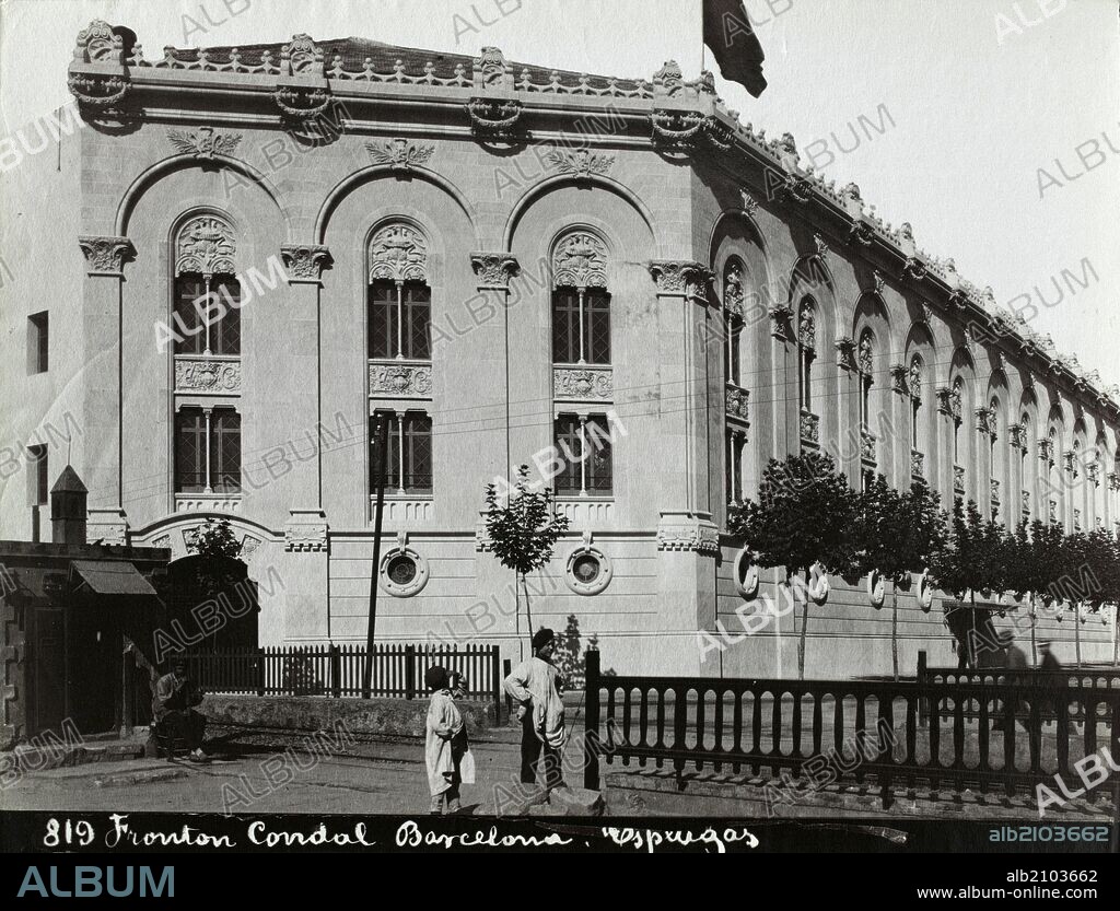 ANTIGUO FRONTON CONDAL EN LA CALLE ROSELLO-BALMES, DEL ARQUITECTO FRANCESC ROGENT, AÑO 1896-1914. AUTOR: ANTONI ESPLUGAS I PUIG (COLECCIÓN ASF IMAGEN DE FOTOGRAFIAS ANTIGUAS, PRINCIPIOS S. XX).