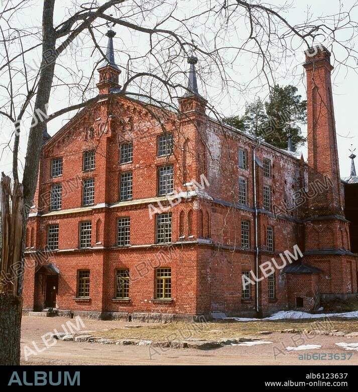 Verla (Finnland), Papierfabrik (erbaut 1882 im Auftrag des österr. Ingenieurs u. Papierfabrikanten Gottlieb Kreidl; Arch.: Carl Eduard Dippell, 1964 stillgelegt; seit 1996 UNESCO-Weltkulturerbe).-Außenansicht.-Foto, 2009.