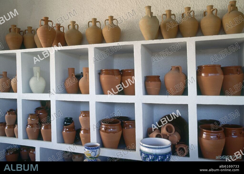 INTERIOR DE LA TIENDA-CERAMICAS-S XX ARTE POPULAR.