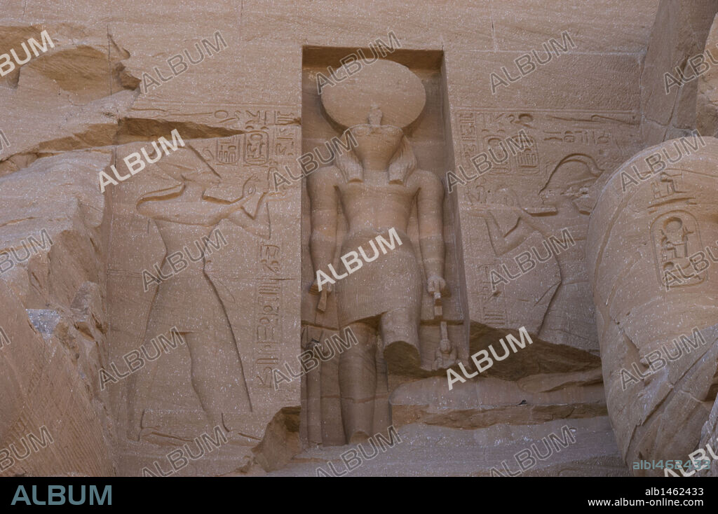ARTE EGIPCIO. EGIPTO. TEMPLO DE RAMSES II (1290-1224 a. C.). Templo funerario. Escultura de la divinidad RA, esculpida encima de la entrada del templo y adorada por el faraón Ramses II (relieve lateral). IMPERIO NUEVO. ABU SIMBEL. Norte de Africa.