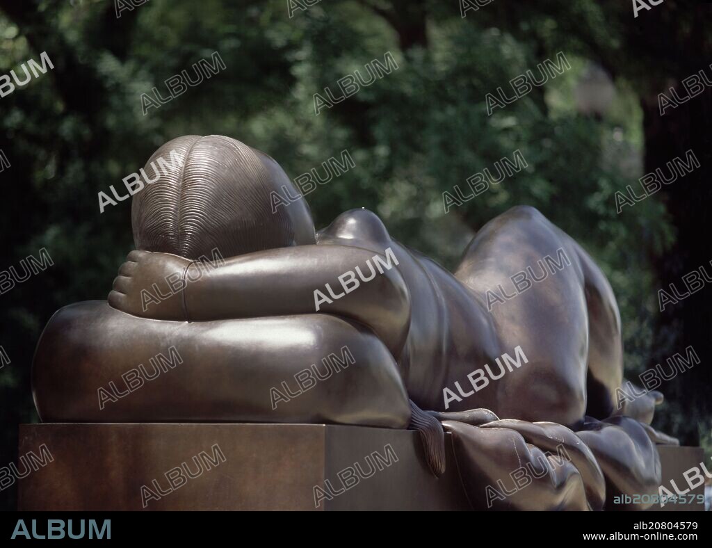 FERNANDO BOTERO. ESCULTURA - MUJER DESNUDA TUMBADA (EXP EN PASEO CASTELLANA).