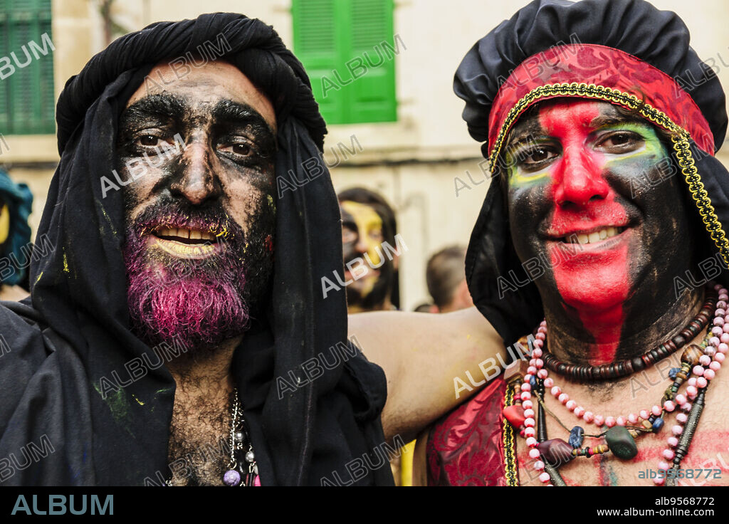 Caracterizacion y maquillaje de los guerreros musulmanes. Moros y cristianos. Pollença. Sierra de Tramuntana. Mallorca. Islas Baleares. Spain.