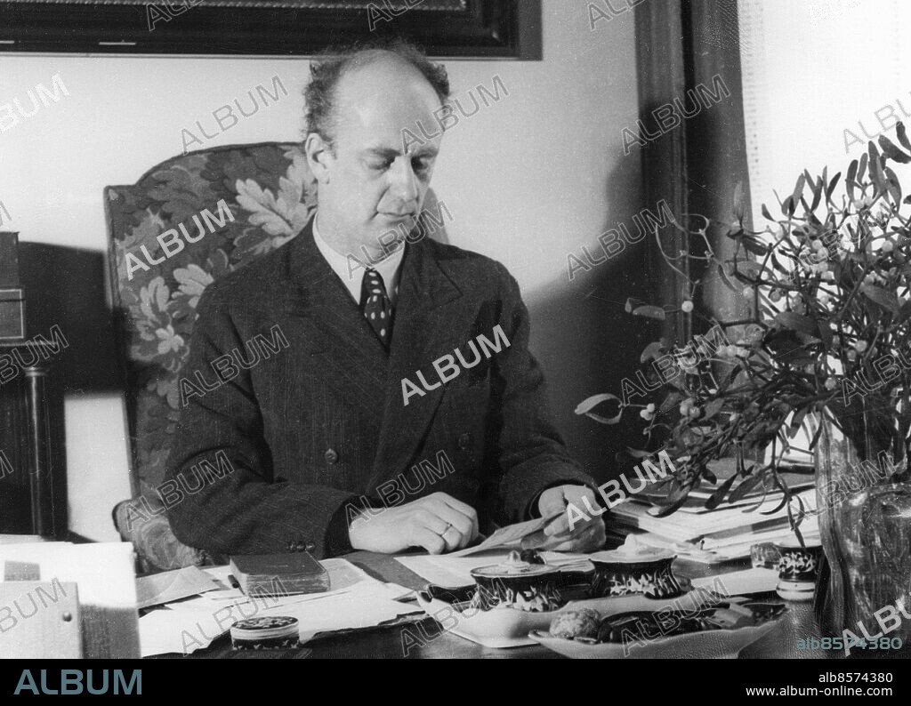 TYSKLAND BERLIN omkring 1930. Orig. bildtext... BERÜHMTE DIRIGENTEN. Dr. Wilhelm Furtwängler. Foto: Presse-Photo / AB Text & Bilder / SVT / Kod: 5600 Mapp: Furtwängler, Wilhelm W Furtwängler, 1886-1954, tysk dirigent och tonsättare Skrivbord Mistlar persons: WILHELM FURTWÄNGLER sites: TYSKLAND PhotoDate:193?-??-??.