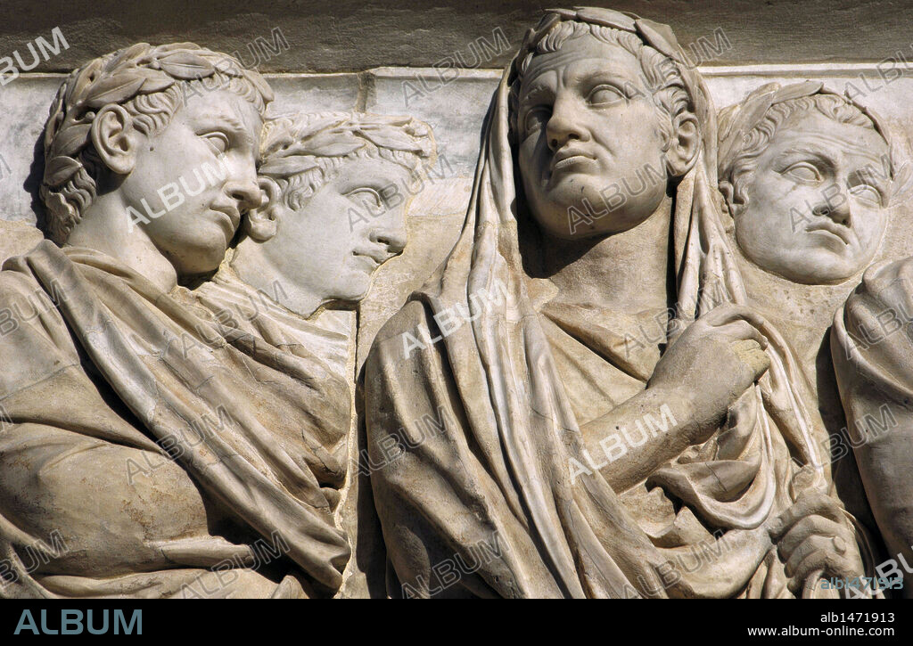 ARTE ROMANO. ITALIA. ARA PACIS AUGUSTAE. Altar levantado por Augusto para conmemorar el final de las luchas, dedicado a la diosa de la paz. Detalle del friso, donde aparecen representados a MAGISTRADOS con toga y coronas de laurel durante el acto religioso. (13 a. C.). Campo de Marte. Roma. Europa.
