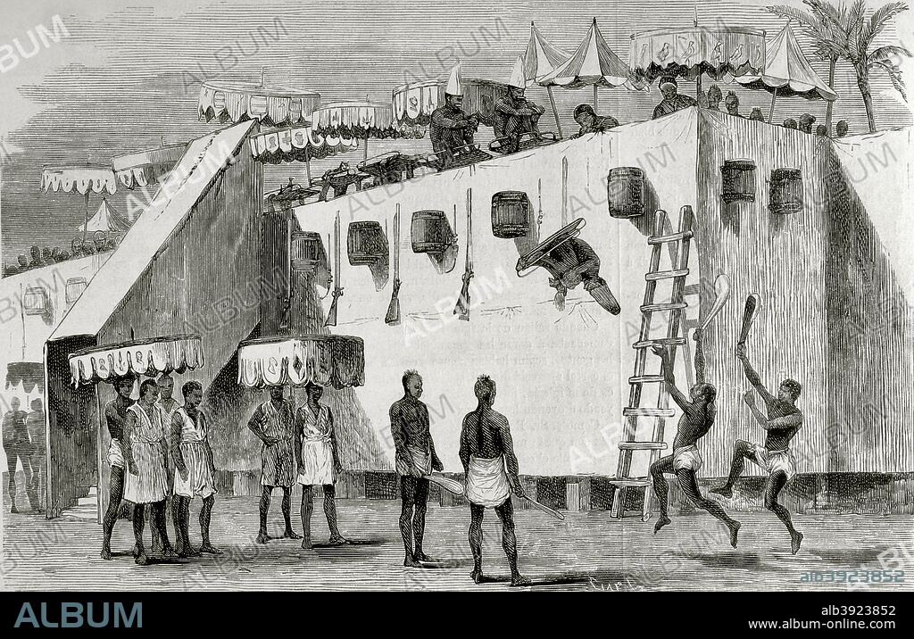 Continente Africano. Reino de Dahomey (Benín) Las costumbres anuales de Dahomey. Sacrificio de víctimas humanas en la mayor festividad anual, que se celebraba en Abomey (la capital) a principios del otoño, llamada Attoh. Era un tributo a los espíritus invisibles. Durante las mismas se recogían impuestos, el precio del dinero era fijado, se realizaban nombramientos de cargos civiles y militares, se recompensaban las buenas acciones y los criminales eran severamente castigados. De entre éstos se escogían las víctimas para los sacrificios de la fiesta. En el día seleccionado aparecían en lo alto de unas plataformas, en cestas, siendo lanzadas al vacío y decapitadas por verdugos una vez en el suelo. Grabado por Capuz, con la representación de dichos sacrificios humanos. La Ilustración Española y Americana. 15 de septiembre de 1876. Biblioteca Histórico Militar de Barcelona. Cataluña, España.