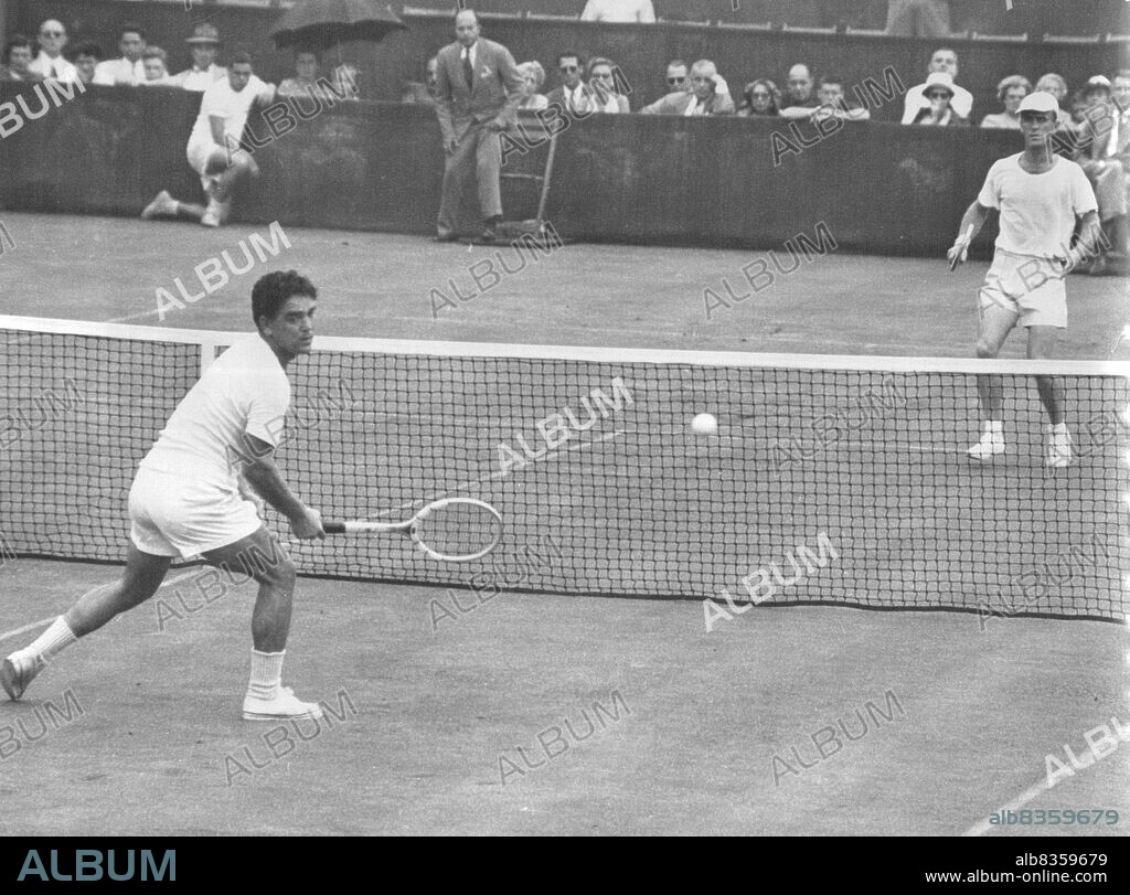 Sidwell Drives One Past Cucelli : Gianni Cucelli (Forecourt), Italian Champion, looks forlornly at the ball which Bill Sidwell (Far Court) of Australia has just driven past him in the second set of their inter-zone Davis Cup Tennis match at Rye, New York, Aug. 12. Rain interrupted the match after Sidwell had taken the first two sets, 6-2, 6-4. September 06, 1949.