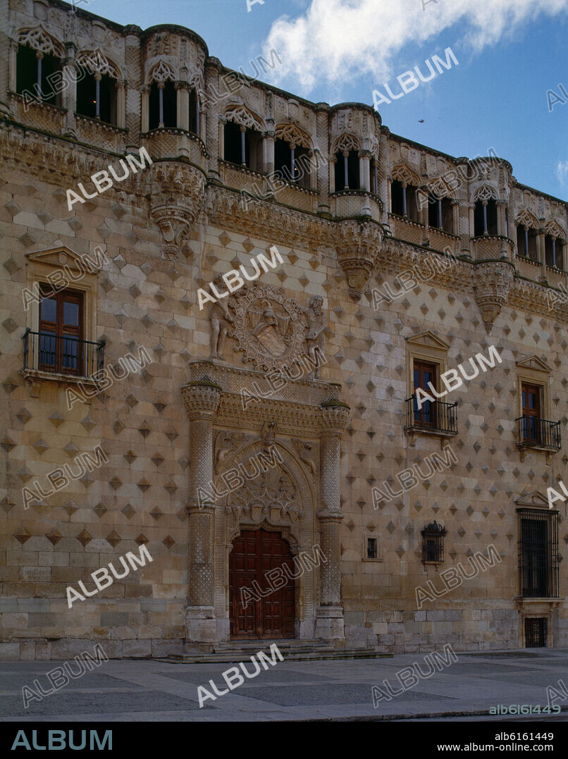 JUAN GUAS. EXTERIOR - FACHADA PRINCIPAL - S XV - ESTILO REYES CATOLICOS - ACTUAL MUSEO DE BELLAS ARTES.