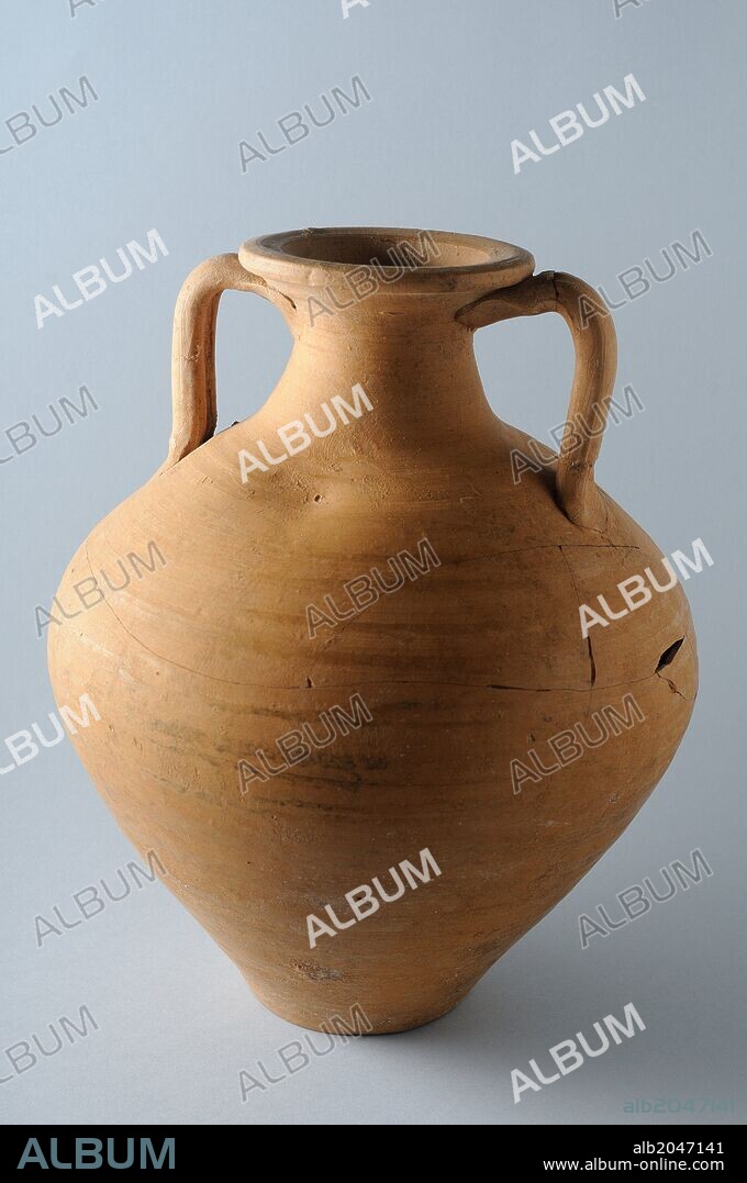 Jarra de cerámica comun de dos asas . Alto 24, 7 cm Diámetro de la boca 8, 6 cm  Diámetro de la base 6, 8 cm  Peso 1152 gramos ( Siglo I - III d . C ) Epoca romana procedente de la " Casa de los Grifos " - Yacimiento arqueológico de Complutum en Alcalá de Henares ( Madrid ). ESPAÑA .
