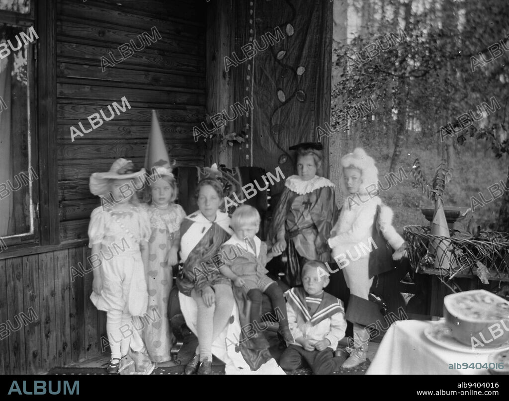 Hugo Simberg, 24.6.1873, Hamina, 12.7.1917, Ähtäri, Children in costume at the Andersins' villa, Gadd's children and Karin and Lisa Anders, 1906, 120 × 163 mm, villa, porch, child, costume, Niemenlautta, yevo - Work: Ivan Michailovitsch or Ivan Aleksievitch, Photography in Finland around 1900.