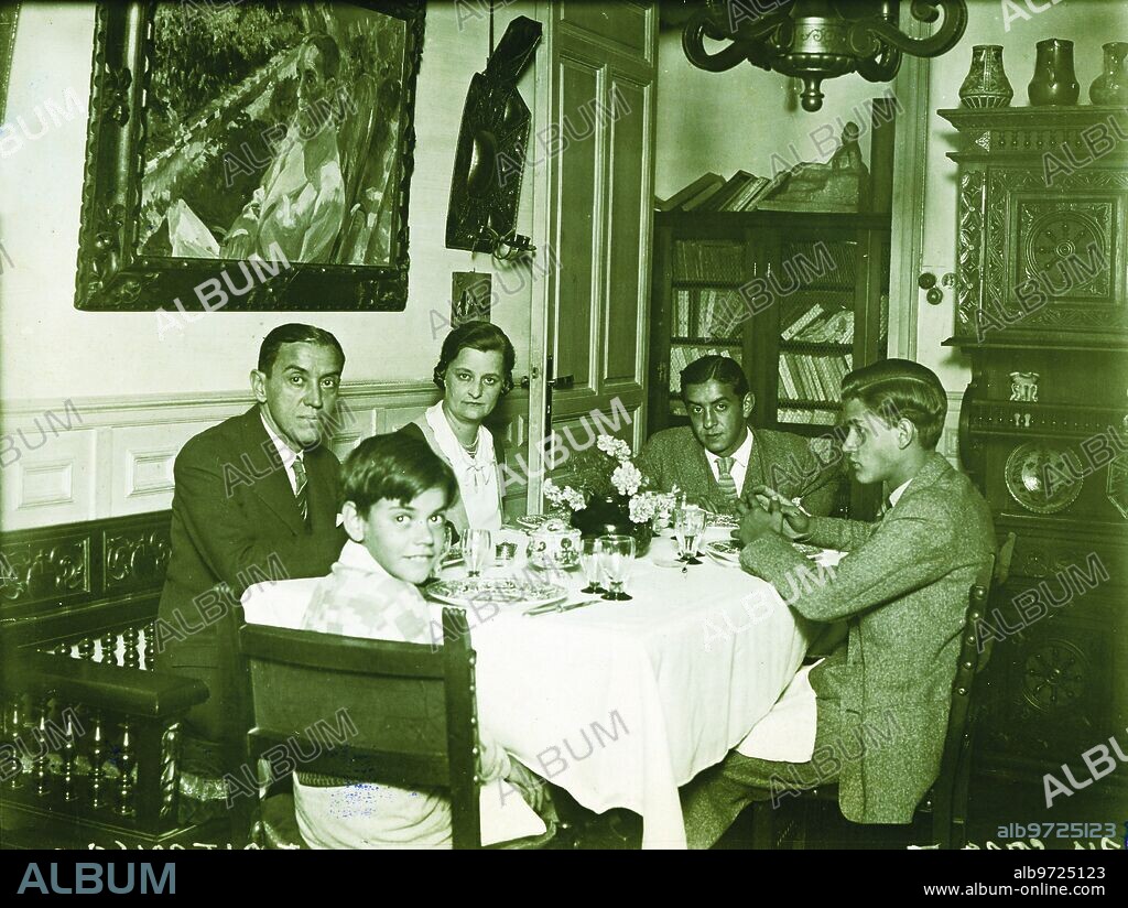 November 1930. Ramón Pérez de Ayala and his wife Mabel Rick having lunch with their children, Eduardo in the foreground, Juan, sitting in front of his parents and his nephew, José Mantilla.